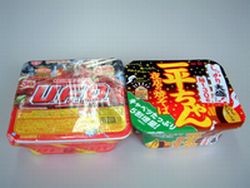 白色の焼きそばのカップめんの写真