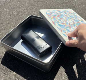缶の中にある膨張した電池